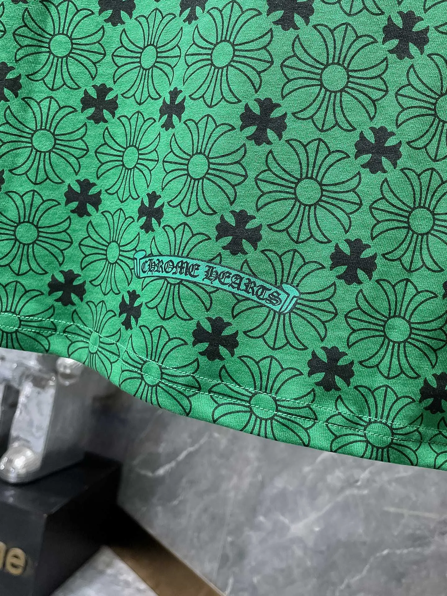 P140 New Chrome Hearts 25ss for summer. High-weight, environmentally friendly and high-quality top-grade fabric. 260g~270g. Customized version with cross-printed short-sleeves. Counter synchronization. Re-engraved version 1:1. Recommended color: green. Size: S, M, L, XL.